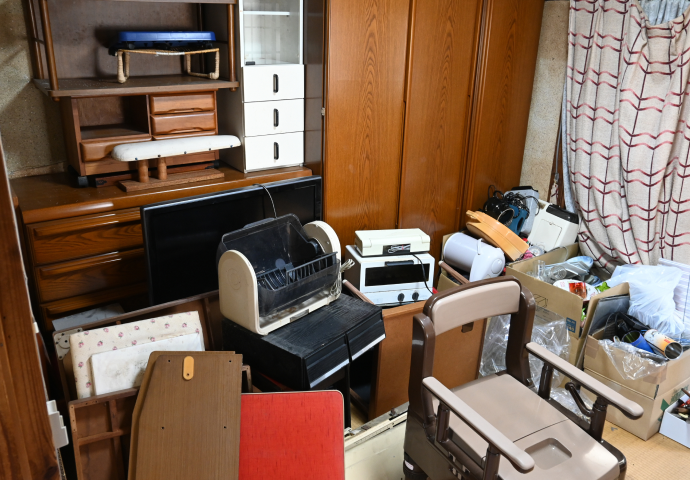 遺品整理をする部屋の写真